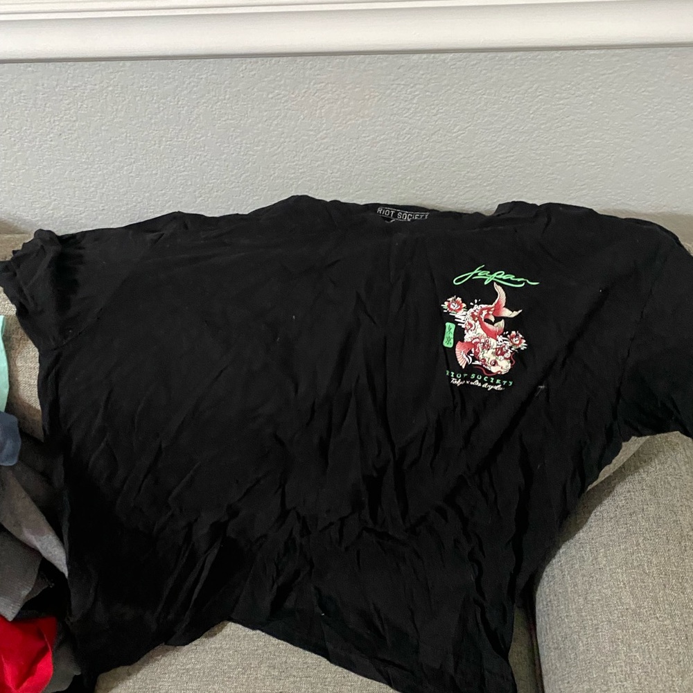 black designed tee